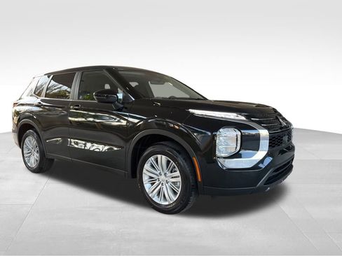 Used 2024 Mitsubishi Outlander ES image 2