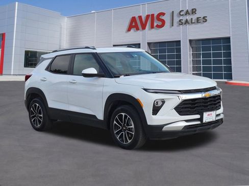 Used 2025 Chevrolet TrailBlazer LT AWD/4WD image 3