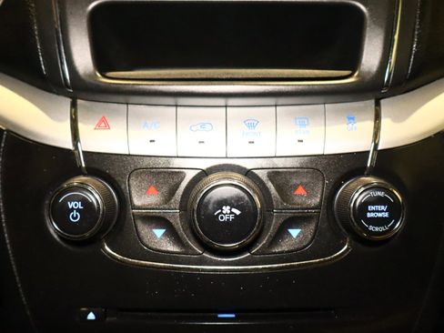 Used 2019 Dodge Journey SE image 26