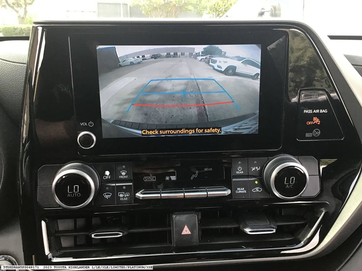 Used 2023 Toyota Highlander LE FWD image 16