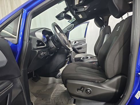 Used 2021 Chrysler Pacifica Touring w/ Cold Weather Group image 19