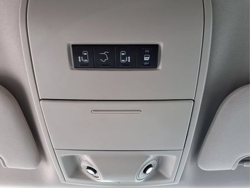 Used 2015 Chrysler Town & Country Touring-L FWD image 24