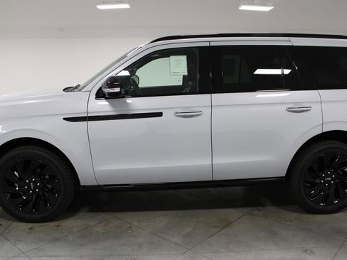 New 2025 Lincoln Navigator Reserve w/ Jet Appearance Package AWD/4WD image 5