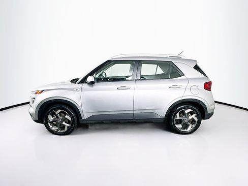 Used 2025 Hyundai Venue SEL FWD image 4