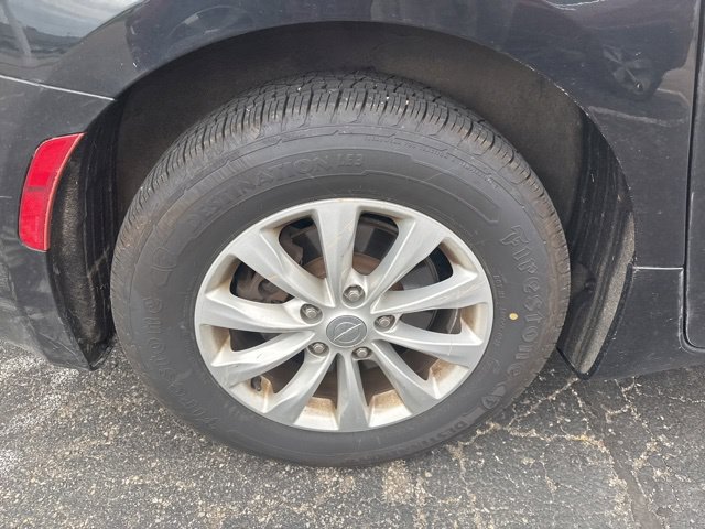 Used 2018 Chrysler Pacifica Touring-L FWD image 11