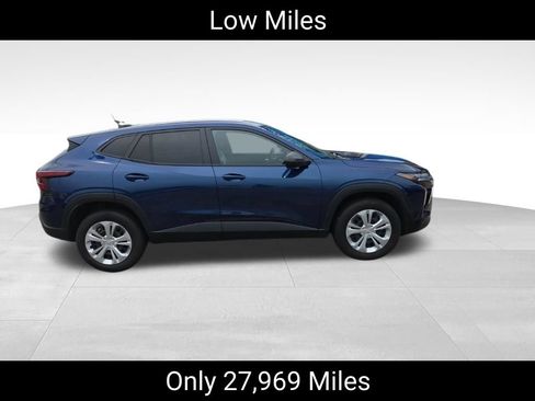 Used 2024 Chevrolet Trax LS w/ Driver Confidence Package FWD image 2