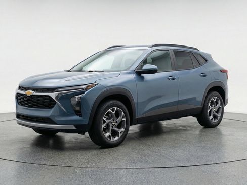 Used 2025 Chevrolet Trax LT w/ LT Convenience Package image 3