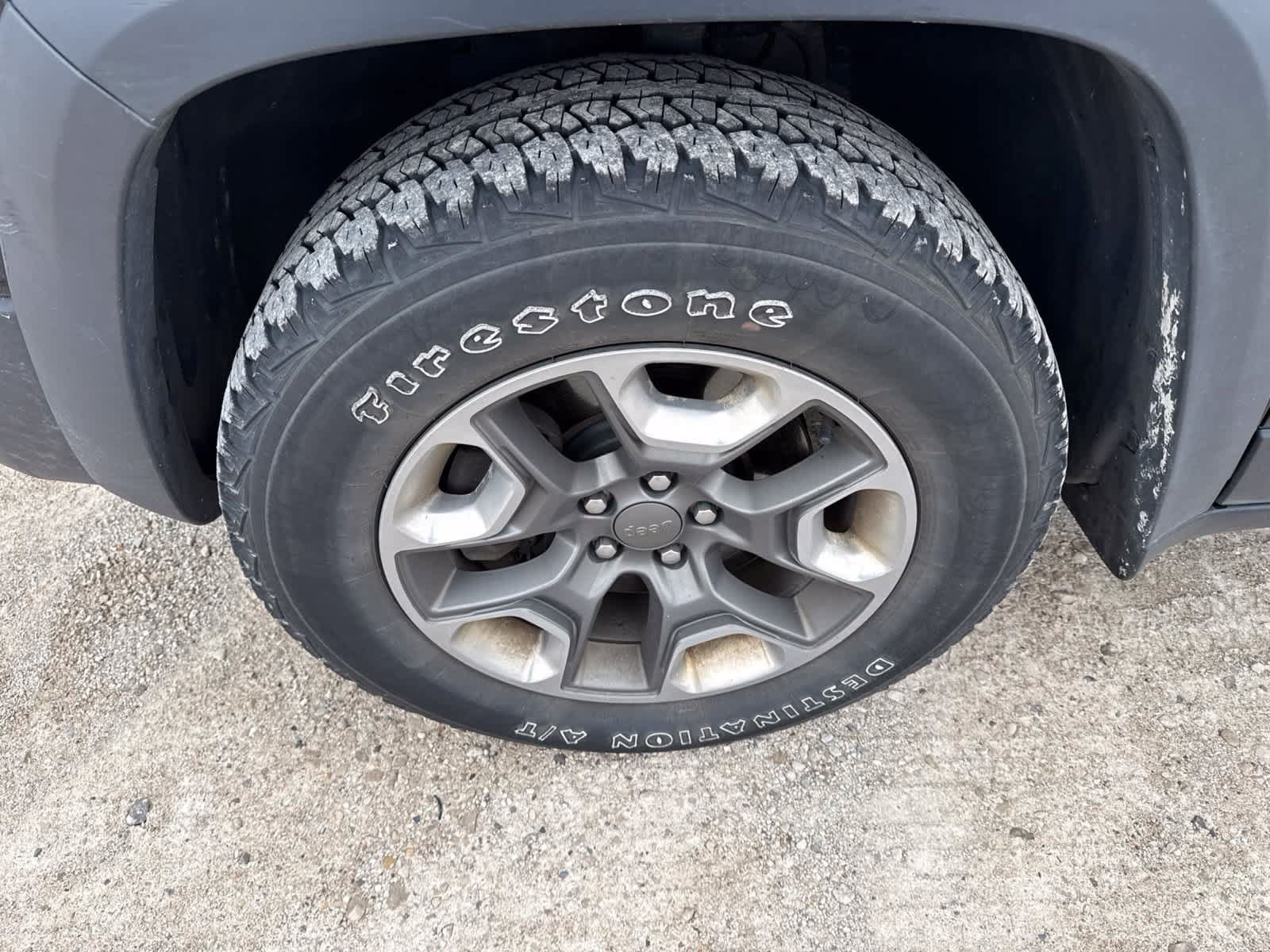 Used 2019 Jeep Cherokee Trailhawk w/ Cold Weather Group AWD/4WD image 6