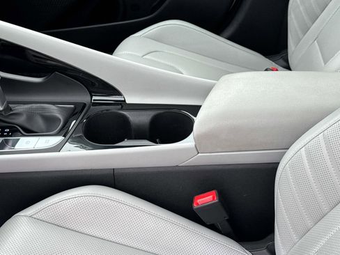 Used 2024 Hyundai Elantra Limited image 23