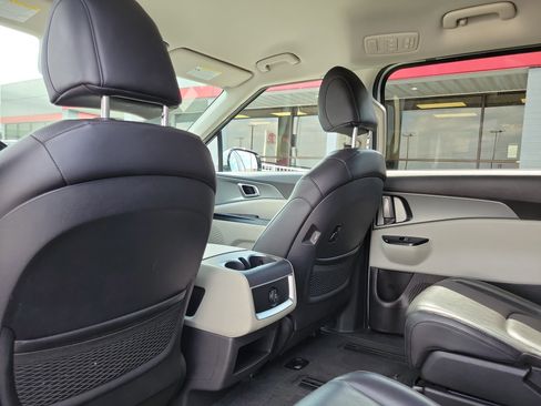 Used 2022 Kia Carnival LX image 13