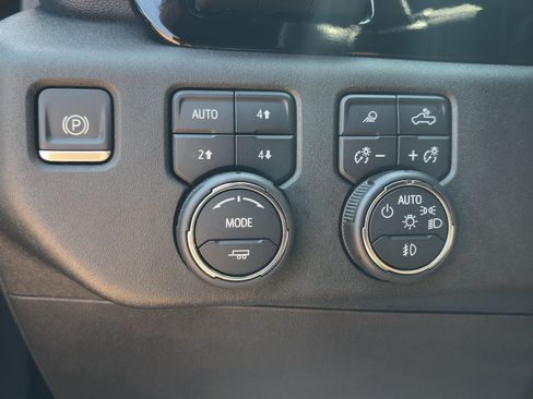 Used 2023 Chevrolet Silverado 1500 High Country w/ Technology Package AWD/4WD image 29
