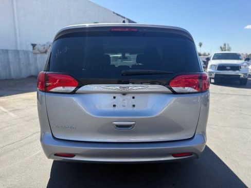 Used 2021 Chrysler Voyager LX FWD image 4