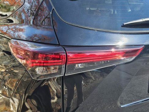 Used 2024 Toyota Highlander XSE FWD image 28