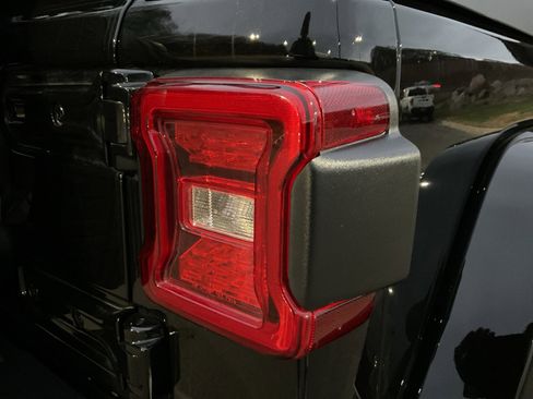 Used 2023 Jeep Wrangler Unlimited Sahara w/ Cold Weather Group image 32