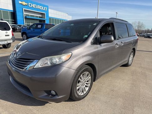 Used 2015 Toyota Sienna XLE image 2
