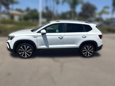 Used 2022 Volkswagen Taos SE FWD image 2