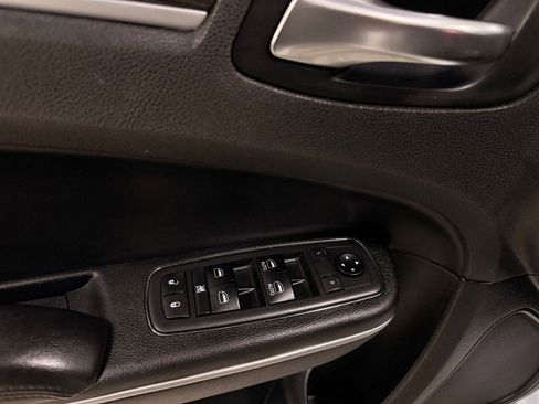 Used 2018 Chrysler 300 Touring image 13