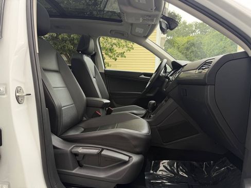 Used 2021 Volkswagen Tiguan SE w/ Panoramic Sunroof Package AWD/4WD image 14