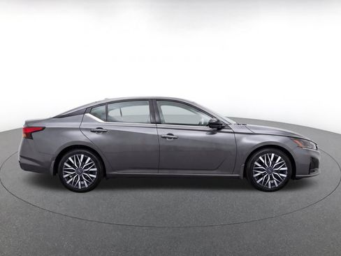 Used 2025 Nissan Altima 2.5 SV FWD image 9
