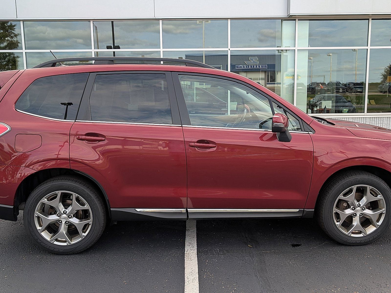 Used 2015 Subaru Forester 2.5i Touring AWD/4WD image 2