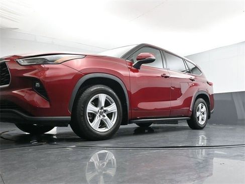 Used 2022 Toyota Highlander LE image 32