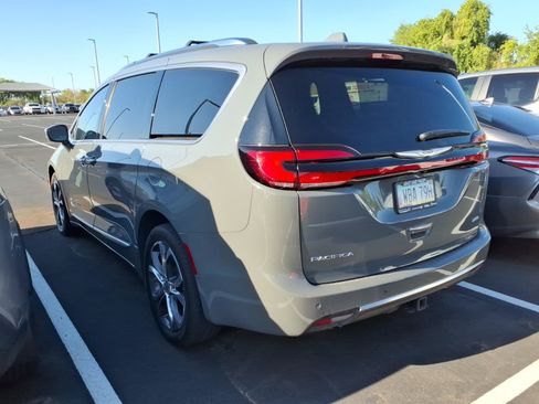 Used 2022 Chrysler Pacifica Pinnacle AWD/4WD image 3