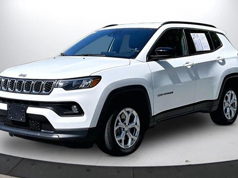 Used 2024 Jeep Compass Latitude AWD/4WD image 4