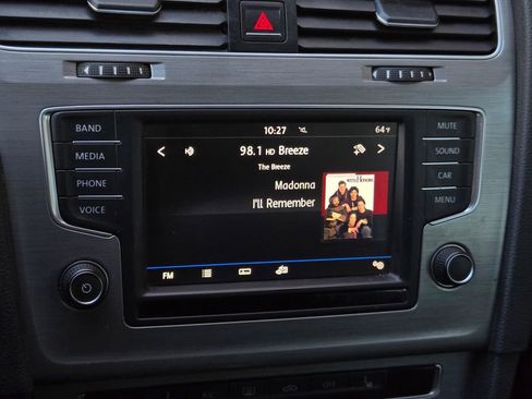 Used 2017 Volkswagen Golf S image 15