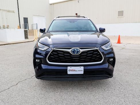 Used 2024 Toyota Highlander Limited FWD image 3
