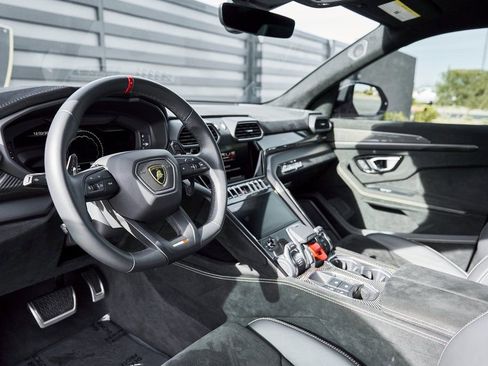 Used 2024 Lamborghini Urus Performante AWD/4WD image 2