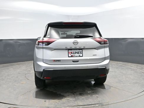 Used 2025 Nissan Rogue SV image 8