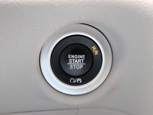 Used 2023 Chrysler Pacifica Touring-L image 51