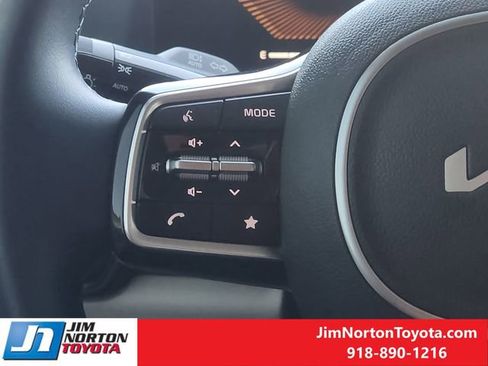 Used 2025 Kia Carnival EX image 29