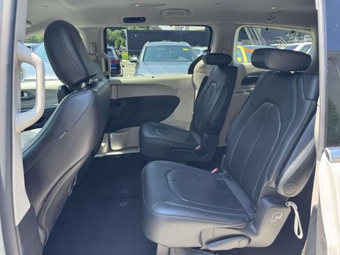 Used 2021 Chrysler Pacifica Touring-L FWD image 13