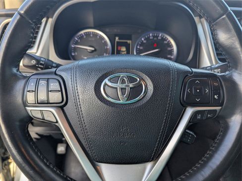 Used 2019 Toyota Highlander XLE image 27