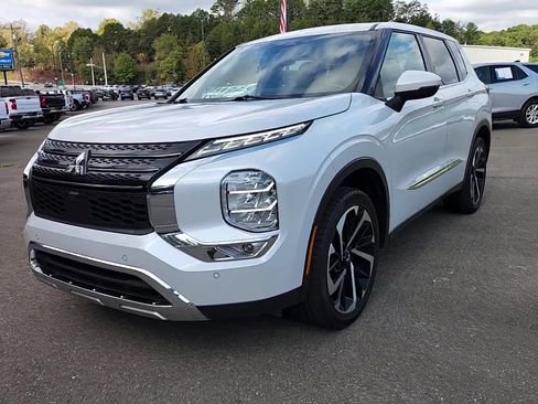 Used 2022 Mitsubishi Outlander SE image 2