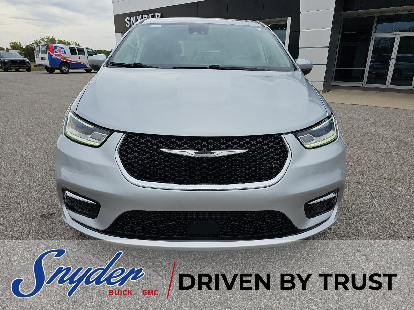 Used 2023 Chrysler Pacifica Touring-L FWD image 11