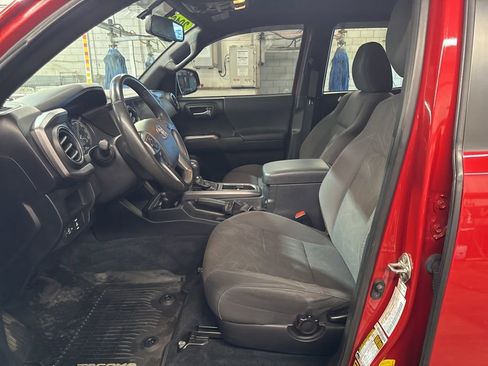 Used 2016 Toyota Tacoma TRD Off-Road image 9