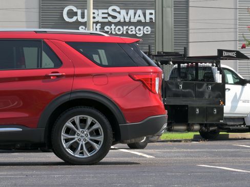 Used 2023 Ford Explorer Limited AWD/4WD image 6