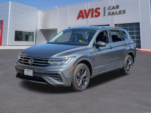 Used 2024 Volkswagen Tiguan SE image 1