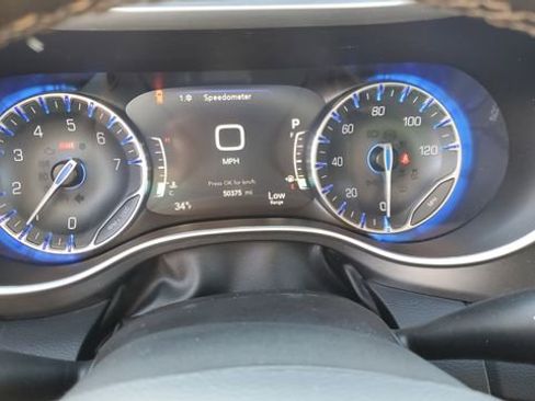 Certified 2024 Chrysler Pacifica Touring-L image 11