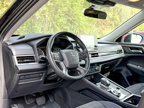 Used 2024 Mitsubishi Outlander AWD image 16