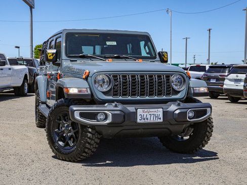 Used 2025 Jeep Gladiator Sport AWD/4WD image 1