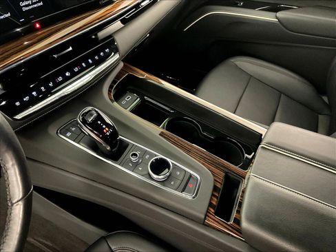 Used 2024 Cadillac Escalade Luxury w/ LPO, Floor Liner Package AWD/4WD image 18