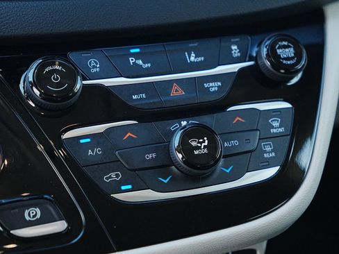 Used 2023 Chrysler Pacifica Touring-L FWD image 18