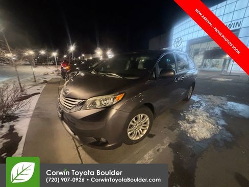 Used 2015 Toyota Sienna XLE image 3