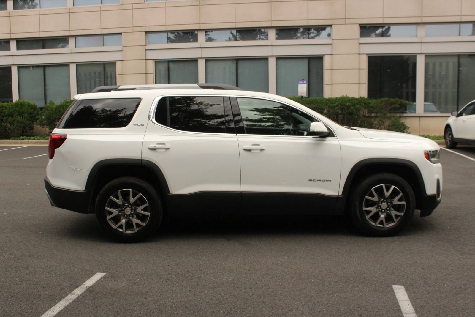Used 2020 GMC Acadia SLE w/ Driver Convenience Package FWD image 6