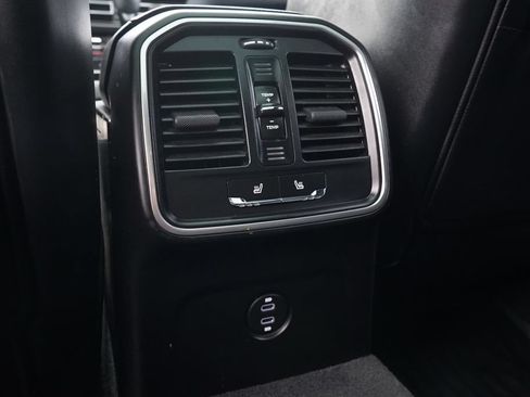 Used 2024 Porsche Macan AWD/4WD image 12