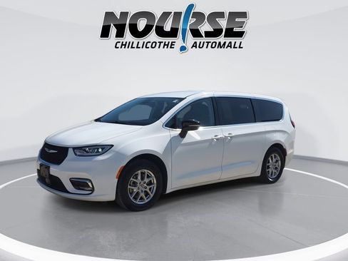 Used 2024 Chrysler Pacifica Touring-L FWD image 4