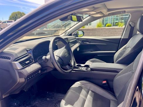 Used 2025 Toyota Camry Hybrid AWD/4WD image 9